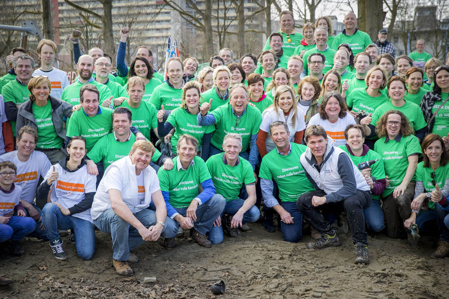 Emmense ondernemers, samen met Koning Willem-Alexander en Koningin Máxima, tijdens NLdoet in Emmen